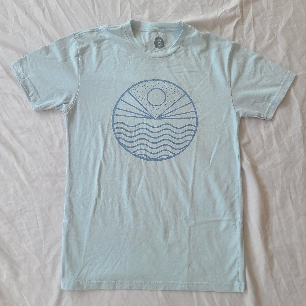 Wohven: Light Blue T-Shirt with Boho Sunrise and Ocean Graphic